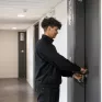 Résidence sociale St Bruno - Hébergement transitoire à Villeurbanne, Roger ouvre la porte de son studio
